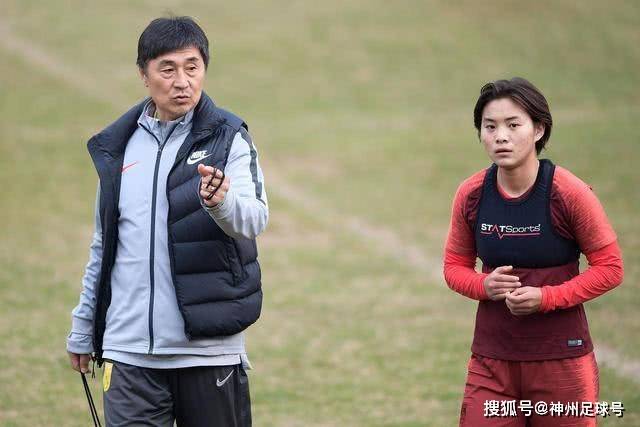 中国男篮：杨瀚森低迷贺希宁8中1，核心后卫21+7，奇兵13分